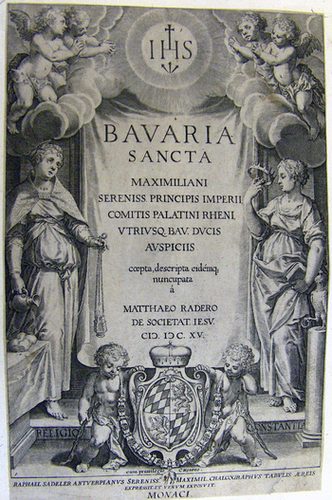 Titelblatt >> BAVARIA SANCTA MAXIMILIANI SERENISS PRINCIPIS IMPERII COMITIS PALATINI RHENI VTRIVSQ BAV. DVCIS AVSPICIIS  coepta descripta  eidemq nuncupata a MATTHAEO RADERO DE SOCIETAT IESV  M D C X V<<