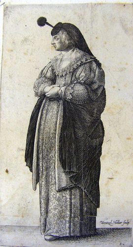 Eine Frau mit einem Hut mit Federbusch