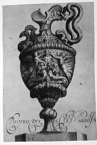 Vase mit einem Ungeheuer und beflügelten Frauen